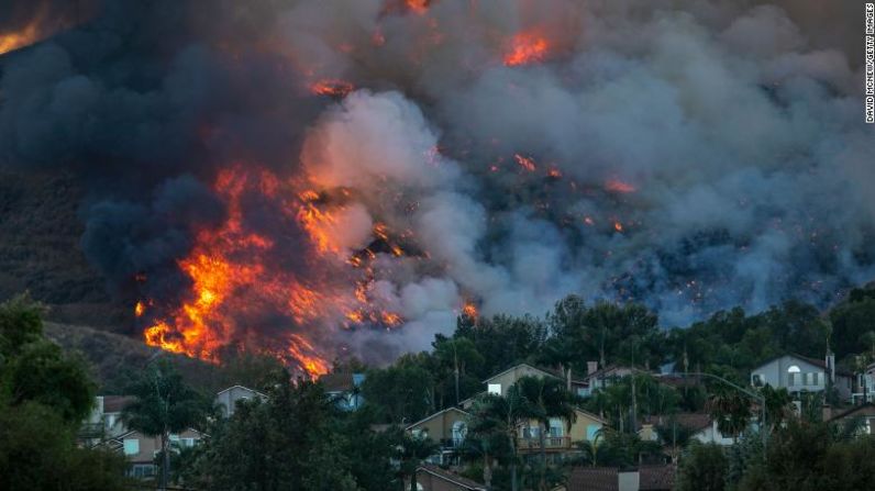 La Ley de Aire Limpio celebró su 50 aniversario este año, pero la conmemoración se vio empañada por la pérdida de una serie de salvaguardias ambientales. Una señal clave del cambio climático fue la oleada de incendios forestales que pusieron en peligro la salud pulmonar.