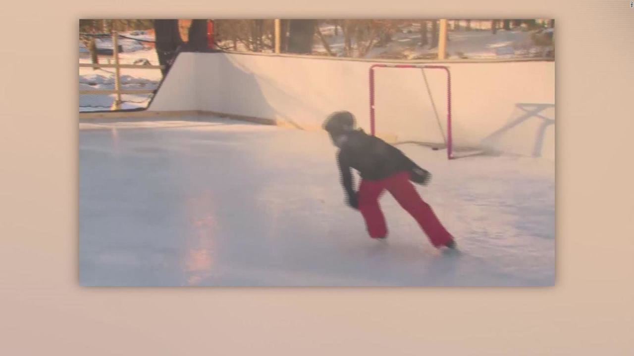 CNNE 933751 - un abuelo construye una pista de hielo para su nieto