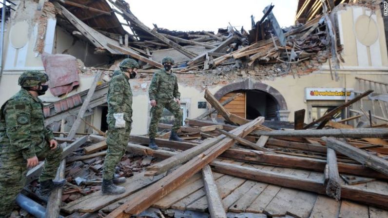 Petrinja fue la ciudad más afectada. El alcalde pidió ayuda de emergencia inmediata y dijo que "la mitad de la ciudad ha sido destruida", informó HINA.