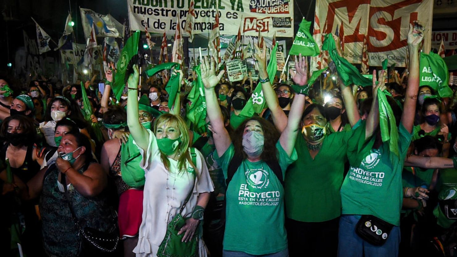 Partidarias de la legalización del aborto celebran en Buenos Aires la decisión del Senado de la aprobación del proyecto de ley para permitir la interrupción voluntaria del embarazo