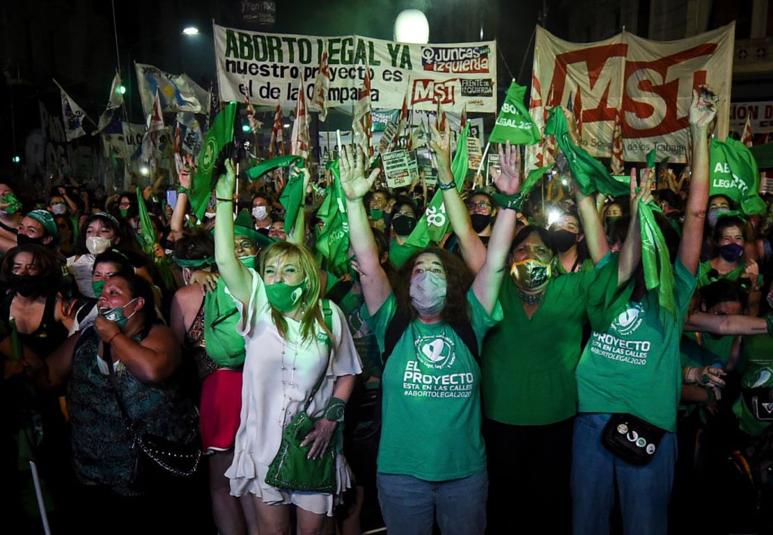 Partidarias de la legalización del aborto celebran en Buenos Aires la decisión del Senado de la aprobación del proyecto de ley para permitir la interrupción voluntaria del embarazo