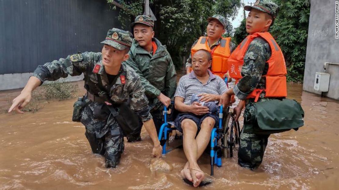 Un residente es evacuado de una calle inundada en Meishan, provincia de Sichuan, suroeste de China.