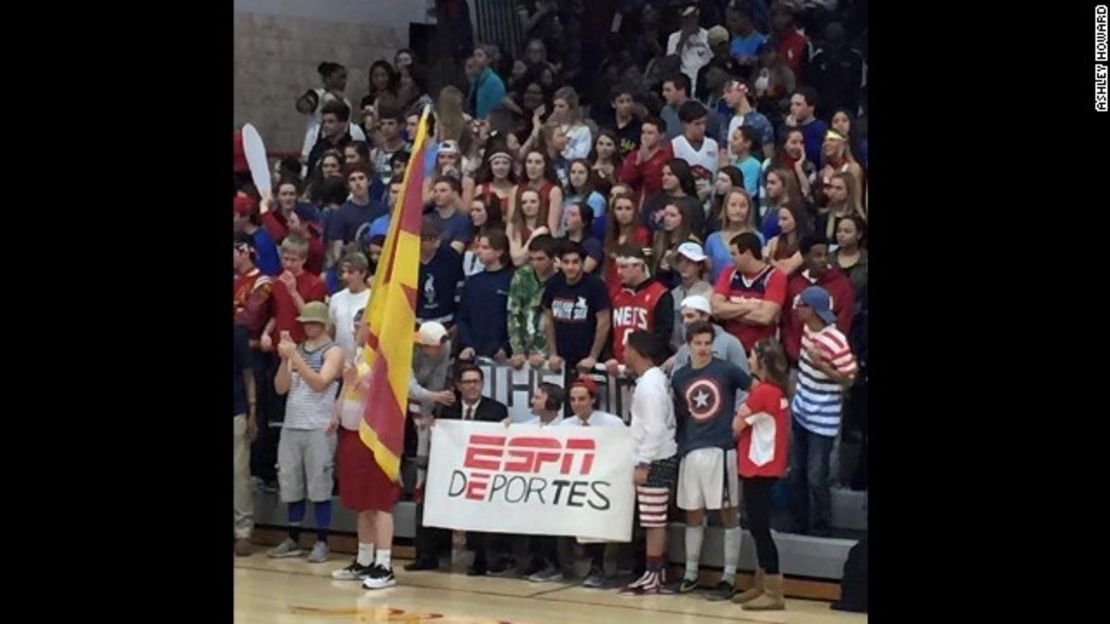 Aficionados de la escuela preparatoria Andrean sostenían un cartel que leía: "ESPN deportes" y un cartel de Donald Trump en un juego en Merrillville, Indiana.