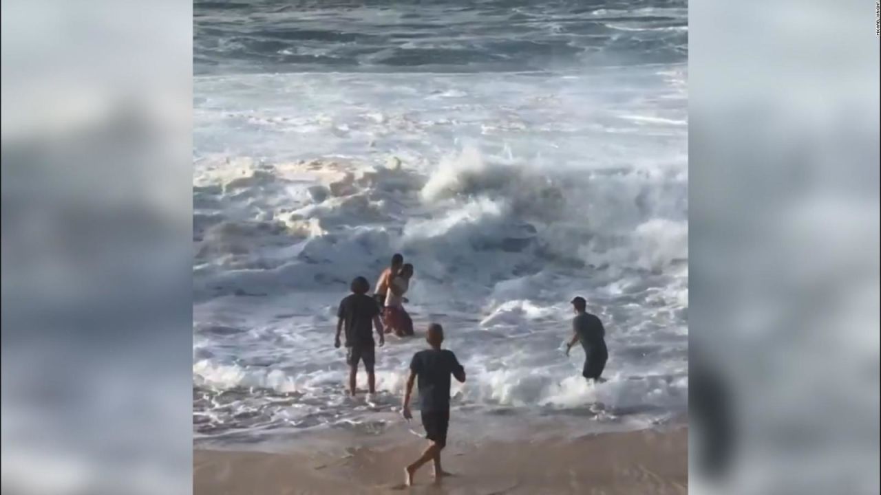 CNNE 935171 - surfista rescata a mujer de aguas turbulentas en hawai