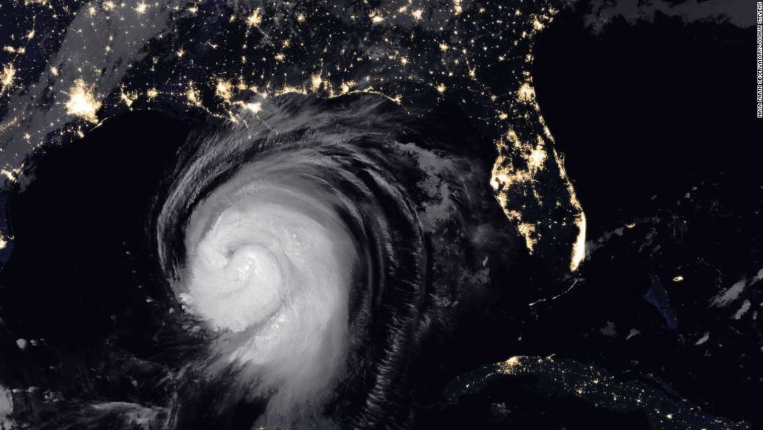 El Conjunto de Radiómetros de Imágenes Infrarrojas Visibles (VIIRS) en NOAA-20 captó esta imagen del huracán Laura a las 2:20 a.m., hora de verano central, el 26 de agosto de 2020.