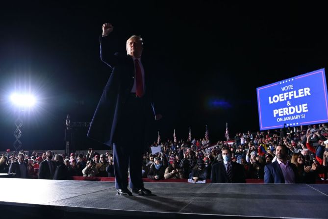 El presidente Donald Trump estuvo en Dalton, Georgia, haciendo campaña por los candidatos republicanos Loeffler y Perdue este 4 de enero.