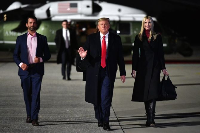 Trump llegó el 4 de enero a la Base Aérea de Marietta, Georgia, junto a sus hijos Ivanka y Donald Trump Jr para el evento de campaña para apoyar a Perdue y a Loeffler.