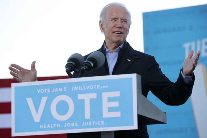 El presidente electo Joe Biden también llegó a Georgia para acompañar a los candidatos demócratas Jon Ossoff y el reverendo Raphael Warnock en un mitin de campaña en Atlanta.