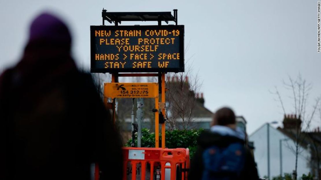 Una valla publicitaria advierte a los viajeros sobre la nueva variante de covid-19 en una estación en Walthamstow, Londres, el 5 de enero.