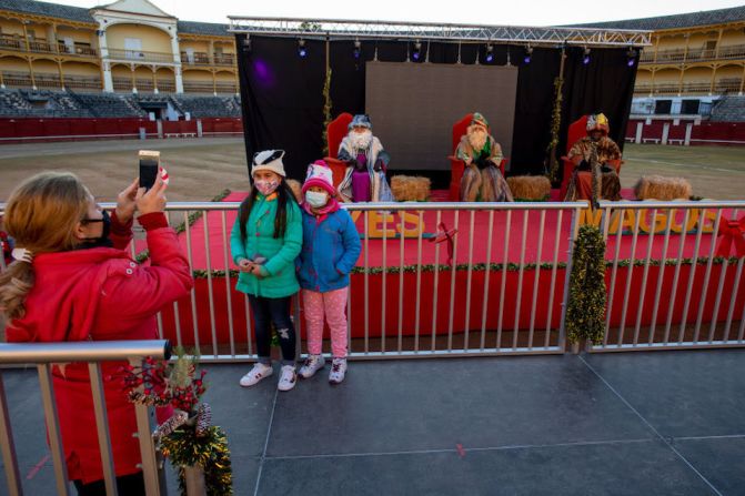 El evento en la plaza de toros de Aranjuez sirvió como alternativa al tradicional desfile de Reyes Magos en un intento por observar las medidas de seguridad contra el coronavirus.