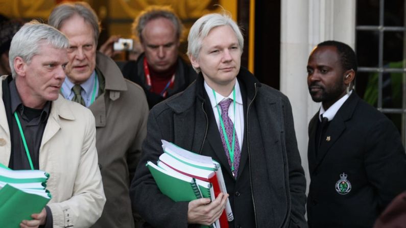 Assange deja la Corte Suprema en febrero de 2012. En mayo de ese año, la corte denegó su apelación contra la extradición.