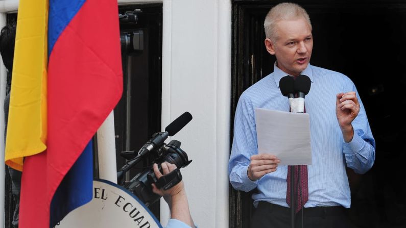 Assange se dirige a los medios de comunicación y sus partidarios desde el balcón de la Embajada de Ecuador en Londres el 19 de agosto de 2012. Unos días antes, Ecuador anunció que le había otorgado asilo a Assange. En su discurso público, Assange exigió que Estados Unidos abandonara su "caza de brujas" contra WikiLeaks.