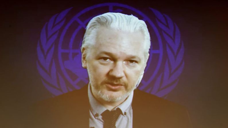 Assange es visto en una pantalla de video en marzo de 2015, durante un evento al margen de una sesión del Consejo de Derechos Humanos de las Naciones Unidas.