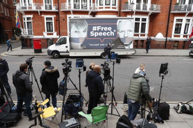 Una camioneta muestra imágenes de Assange y Chelsea Manning, la exanalista de inteligencia del Ejército que suministró miles de documentos clasificados a WikiLeaks, afuera de la Embajada de Ecuador en Londres el viernes 5 de abril. Un alto funcionario ecuatoriano dijo que —para ese entonces— no se había tomado ninguna decisión para expulsar a Assange de la embajada. Según los tuits de WikiLeaks, las fuentes le habían dicho a la organización que Assange podría ser expulsado de la embajada en "horas o días".