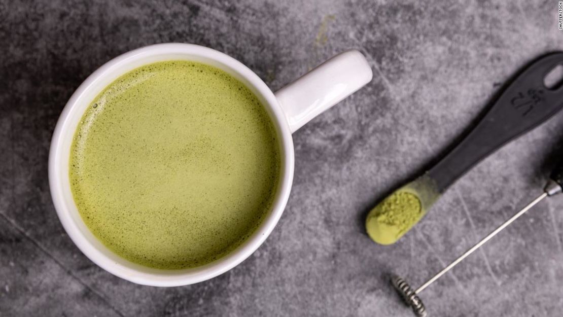 Comienza el día con un café con leche matcha rico en antioxidantes.