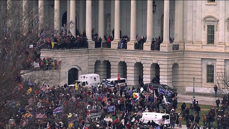 Los manifestantes empujaron las cercas de metal y a la policía. También usaron las cercas para empujar a los manifestantes hacia atrás.