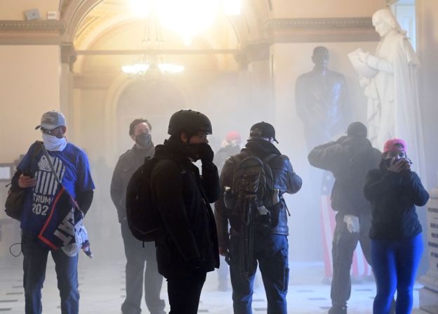 Así era la situación en el Capitolio el 6 de enero en la tarde, cuando los manifestantes irrumpieron las instalaciones del Congreso y enfrentaron a los policías. Hubo gases lacrimógenos.