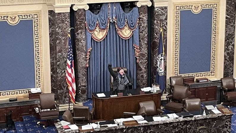 Un agitador ingresa al recinto del Senado y se sienta en el podio principal.