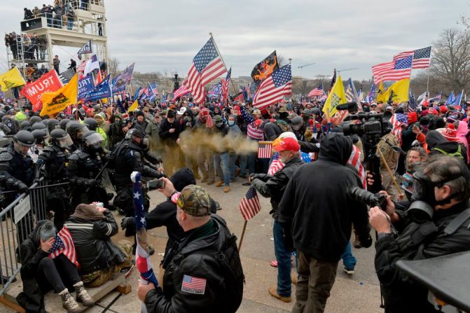Partidarios de Trump se enfrentan con la policía y las fuerzas de seguridad fuera del Capitolio en la ciudad de Washington el 6 de enero de 2021.