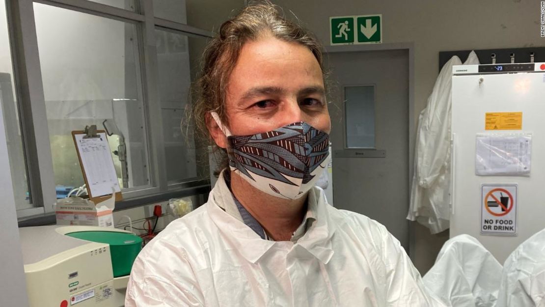 Tulio de Oliveira, profesor de la Universidad de KwaZulu-Natal en Sudáfrica, y su equipo identificaron una variante del coronavirus allí.