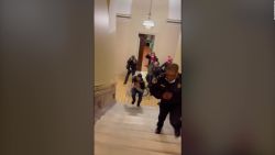 CNNE 936530 - agitadores pro-trump persiguen a policia en el capitolio