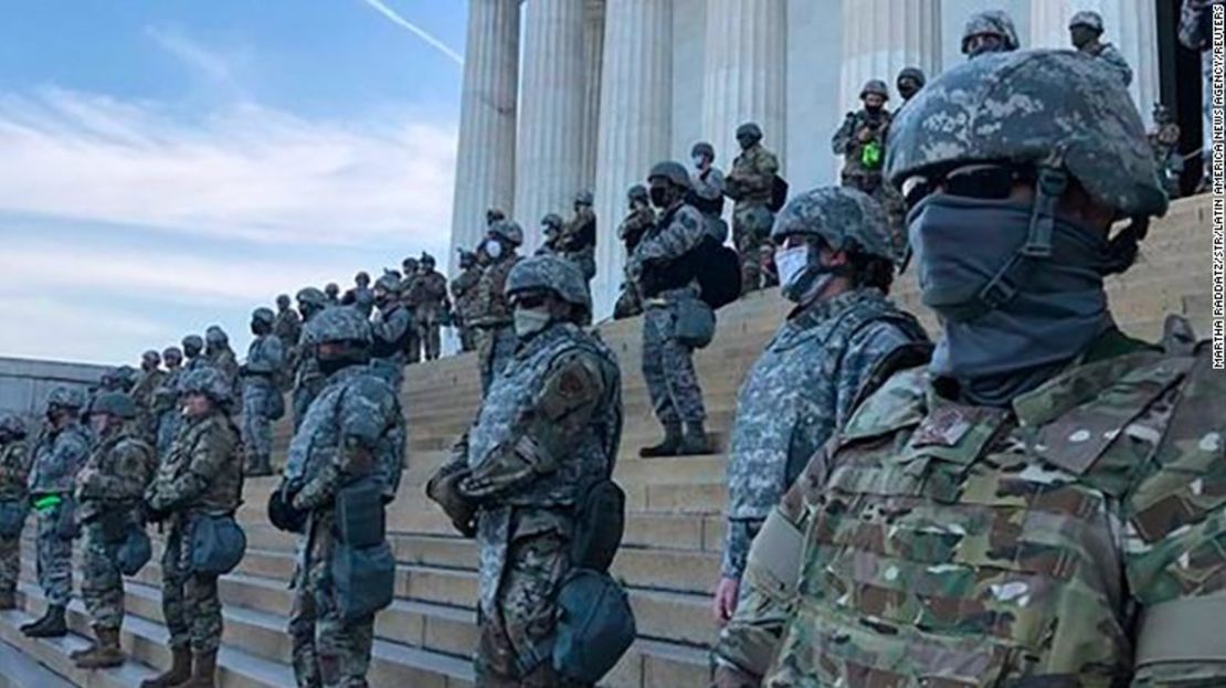 Soldados de la Guardia Nacional se desplegaron en el Monumento a Lincoln el 2 de junio de 2020, durante las protestas realizadas en Washington por la muerte de George Floyd.