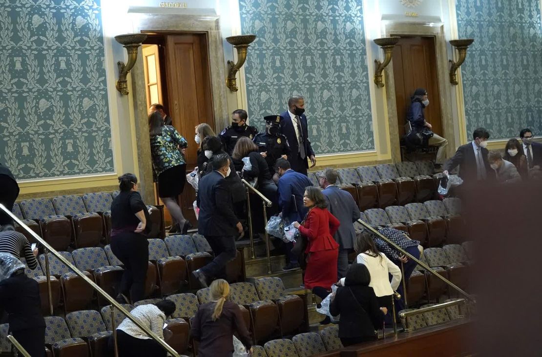 CNNE 936635 - evacuan-congreso-capitolio-gettyimages-1294933192