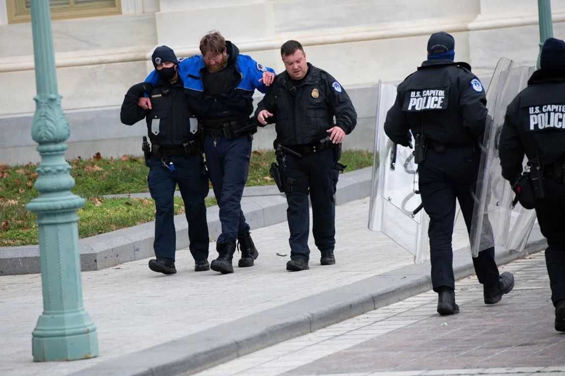 CNNE 936657 - agentes-heridos-capitolio-gettyimages-1230454345