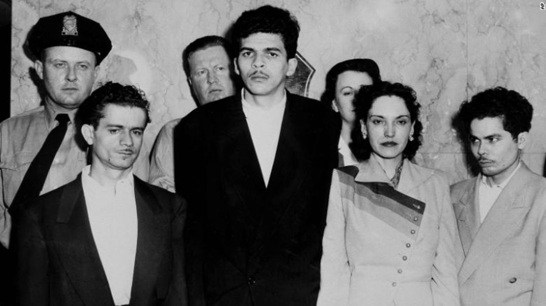 Los nacionalistas puertorriqueños (de izquierda a derecha) Irving Flores Rodríguez, Rafael Cancel Miranda, Lolita Lebron y Andrés Figueroa Cordero forman una fila en una foto policial luego de su arresto tras un ataque a tiros en Capitol Hill en 1954.