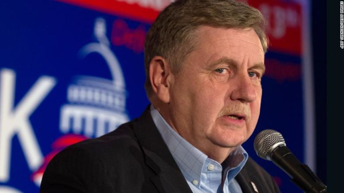 Rick Saccone habla con sus seguidores el 13 de marzo de 2018 en Elizabeth Township, Pensilvania. Se postuló para el Congreso ese año y perdió por poco.