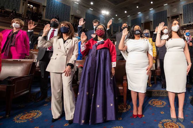 La representante de EE.UU. Marilyn Strickland viste un hanbok, vestimenta tradicional coreana, mientras prestó juramento ante el Congreso el domingo 3 de enero. Strickland es una de las primeras mujeres coreano-estadounidenses en servir en la Cámara en sus 231 años de historia. También es la primera afroamericana en representar al estado de Washington en el Congreso.