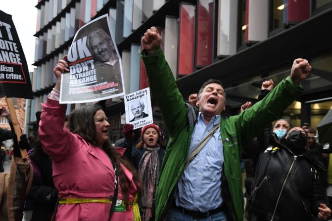 Partidarios del fundador de WikiLeaks, Julian Assange, celebran frente a un tribunal de Londres el lunes 4 de enero, luego de que un juez rechazara una solicitud para extraditarlo a Estados Unidos. El australiano de 49 años ha sido acusado en Estados Unidos por su papel en la publicación de cables diplomáticos y militares clasificados.