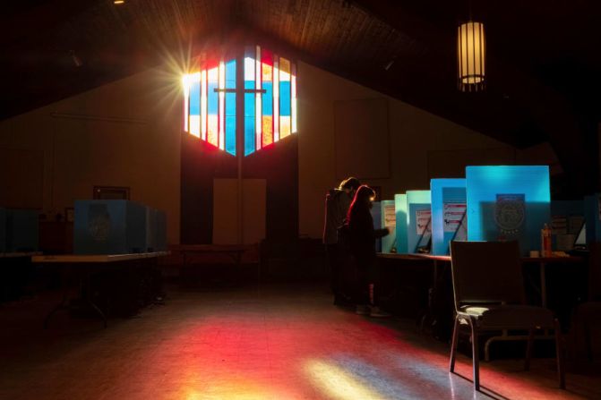 La luz del sol brilla a través de la Iglesia Metodista Unida de Lawrenceville Road mientras la gente en Tucker, Georgia, vota en las elecciones de segunda vuelta del Senado de EE.UU. el martes 5 de enero.
