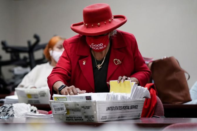 Un trabajador electoral del condado de DeKalb con una mascarilla "Good Trouble" clasifica sobres vacíos de boleta de voto ausente en Decatur, Georgia, el miércoles 6 de enero. Era un día después de la segunda vuelta del estado para el Senado de Estados Unidos.