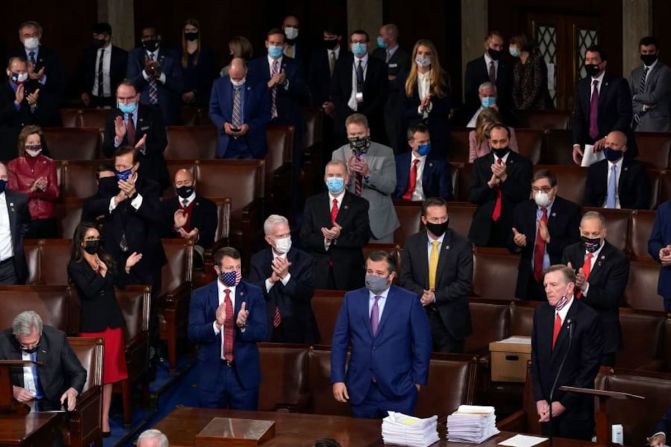 Los republicanos del Congreso aplauden después de que el representante Paul Gosar, abajo a la derecha, se opuso a certificar los votos del Colegio Electoral de Arizona el miércoles 6 de enero. La objeción fue desestimada en la Cámara y el Senado.