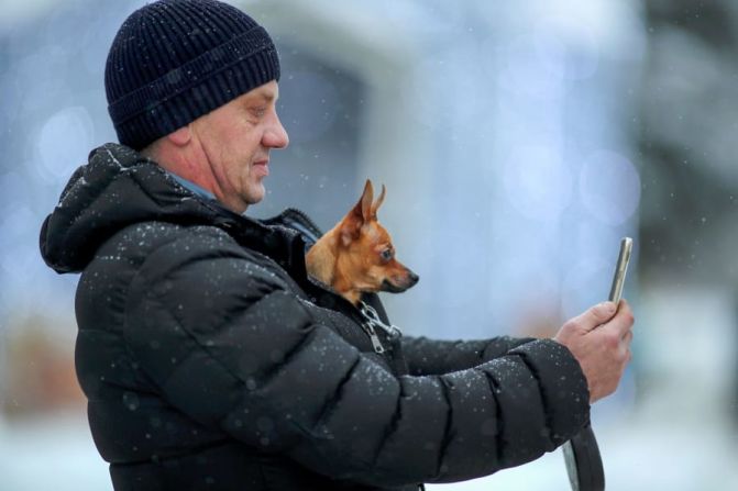 Un hombre y su perro asisten a un festival de Navidad en Shuya, Rusia, el miércoles 6 de enero. La Navidad se celebra el 7 de enero en Rusia y algunos otros países ortodoxos orientales.