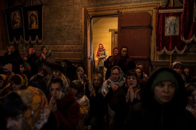 Feligreses asisten a una misa de Navidad ortodoxa en una iglesia en el pueblo ucraniano de Iltsi el jueves 7 de enero.