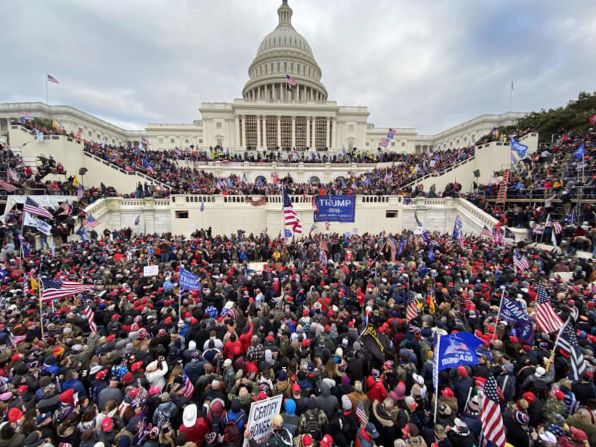 Manifestantes pro-Trump se reúnen a las afueras del Congreso el 6 de enero.