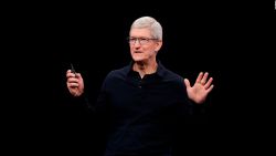 CNNE 937430 - el salario de tim cook se acerca a los us$ 15 millones