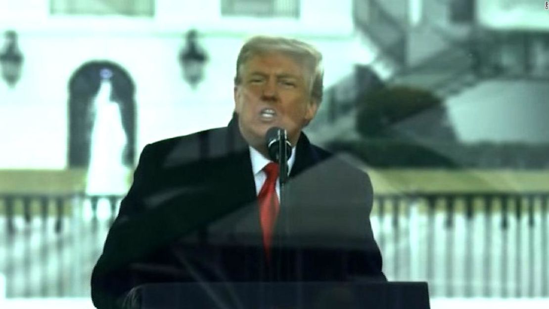 Trump dio un discurso el 6 de enero ante la multitud de seguidores de la que luego salió la turba que invadió el Capitolio en un acto de terrorismo interno. «Vamos a caminar hasta el Capitolio. Y vamos a animar a nuestros valientes senadores y congresistas. Probablemente no vamos a animar tanto a algunos de ellos, porque nunca recuperaremos nuestro país con debilidad. Hay que mostrar fuerza y ​​hay que ser fuertes», dijo Trump, mientras se dirigía a sus seguidores reunidos, sin mascarillas, en la Elipse cerca de la Casa Blanca ese día.