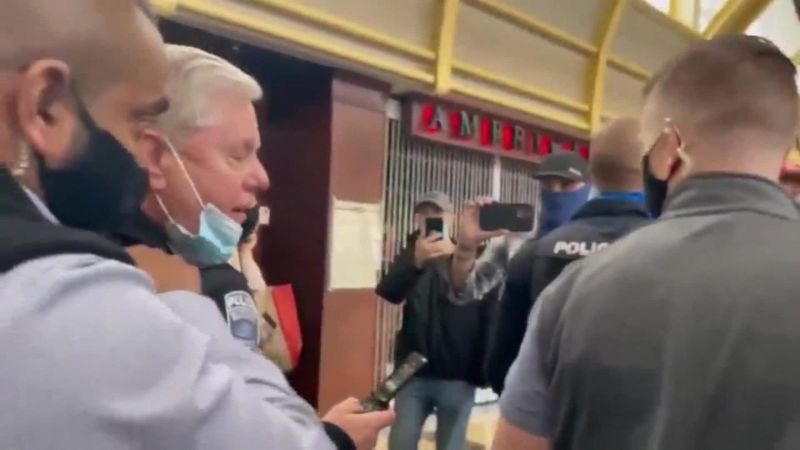 Seguidores de trump abuchean a senador lindsey graham en aeropuerto de washington | cnn