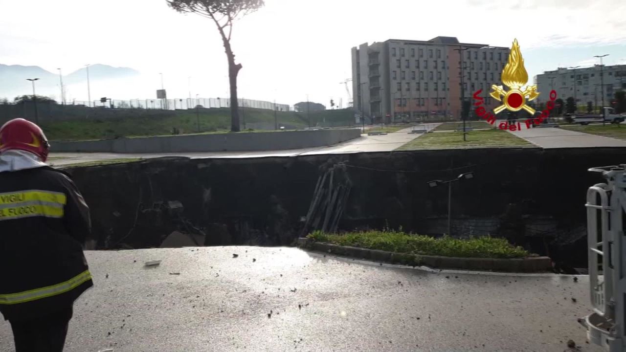 CNNE 937589 - se abre socavon en estacionamiento de hospital en napoles