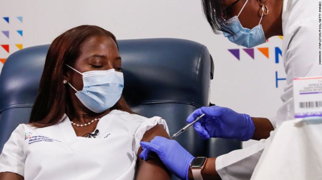 La enfermera Sandra Lindsay recibió la segunda dosis de la vacuna de Pfizer/BioNTech este lunes en la ciudad de Nueva York. Ella no será inmune de inmediato.