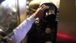 CNNE 937718 - policia fue aplastado por la turba en el capitolio