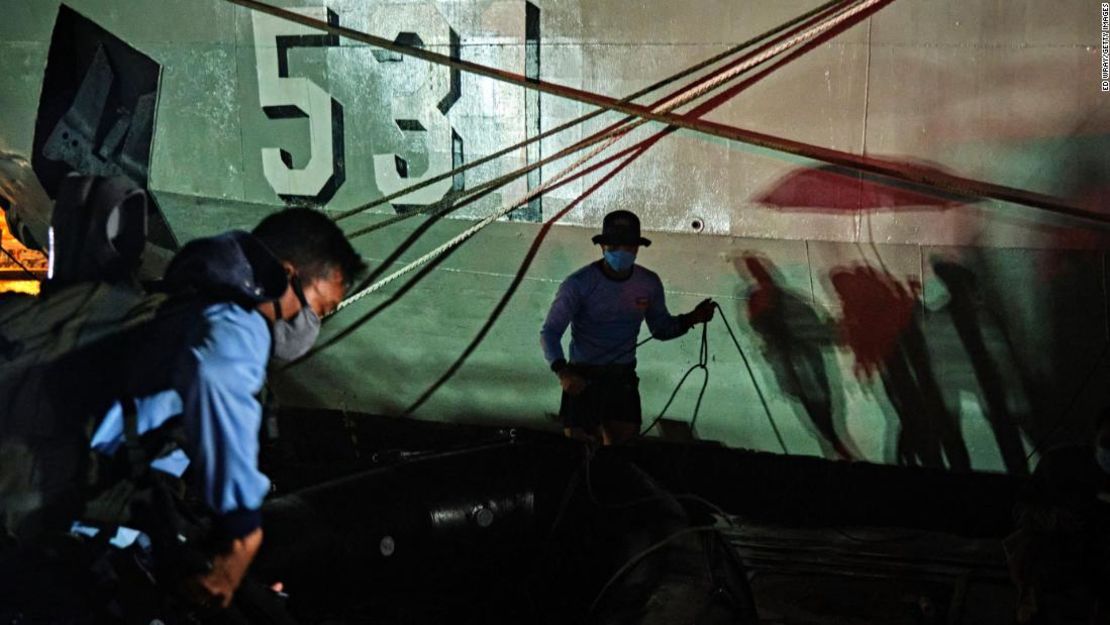 Buzos de élite de la Armada de Indonesia preparan su equipo para la búsqueda del vuelo 182 de Sriwijaya Air el sábado por la noche.