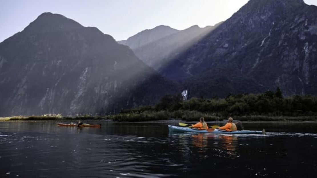 Las burbujas de viajes, como el corredor de dos vías anticipado entre Nueva Zelanda y Australia, se encuentran entre las medidas personalizadas destinadas a restaurar algunos viajes internacionales. Jorge Fernández / LightRocket / Getty Images