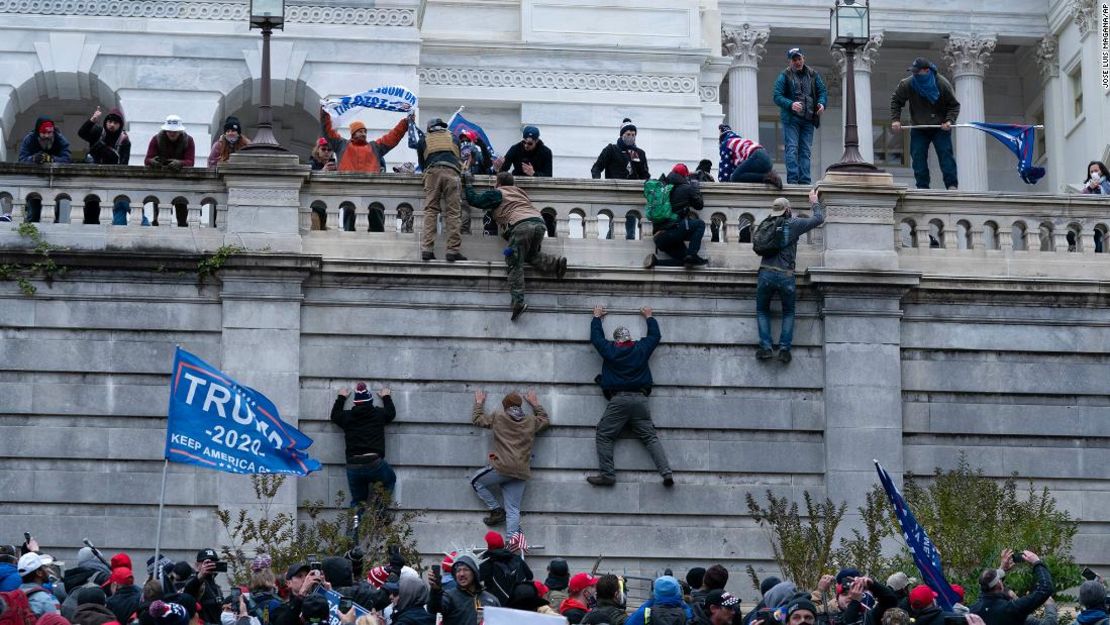 Los simpatizantes del presidente Donald Trump escalan el muro oeste del Capitolio de Estados Unidos el miércoles 6 de enero de 2021 en Washington.