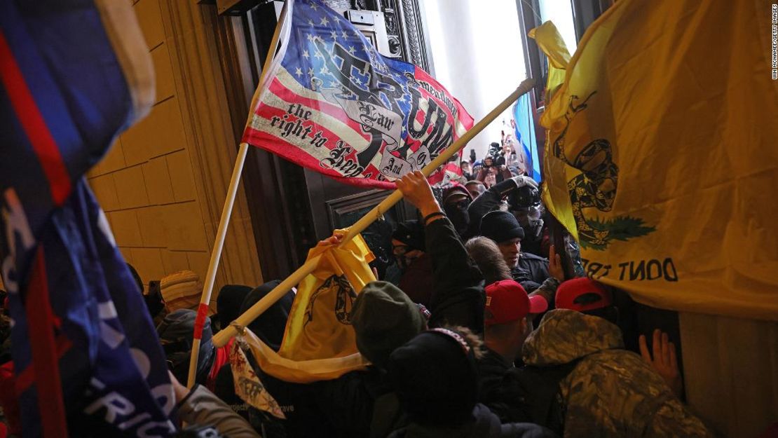 Los manifestantes que apoyan al presidente de los Estados Unidos, Donald Trump, irrumpen en el Capitolio de los Estados Unidos el 6 de enero de 2021 en Washington.