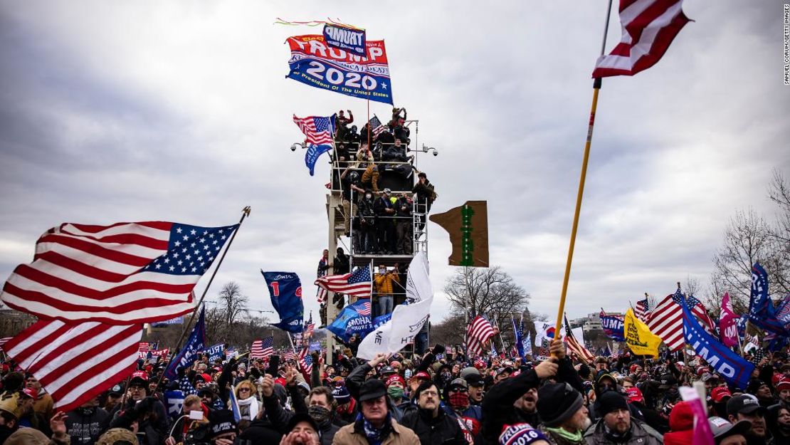 Los partidarios de Trump asaltaron el Capitolio de los Estados Unidos luego de un mitin con el presidente Donald Trump el 6 de enero de 2021 en Washington. Crédito: Samuel Corum / Getty Images