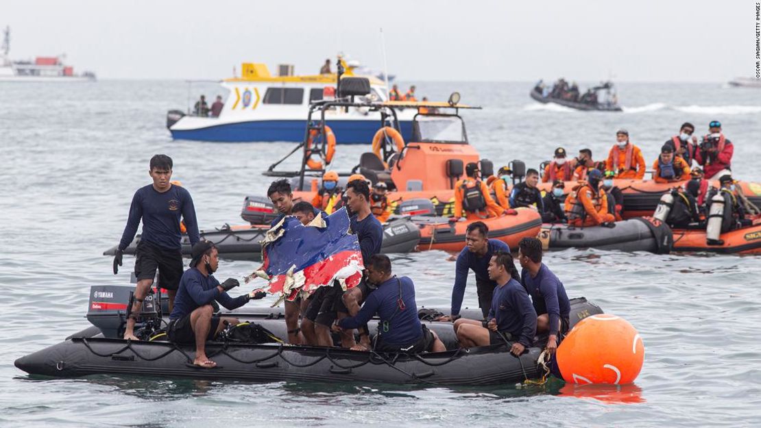 Los equipos de rescate de Indonesia encuentran parte de un avión de Sriwijaya el 10 de enero de 2021 cerca de Yakarta, Indonesia.